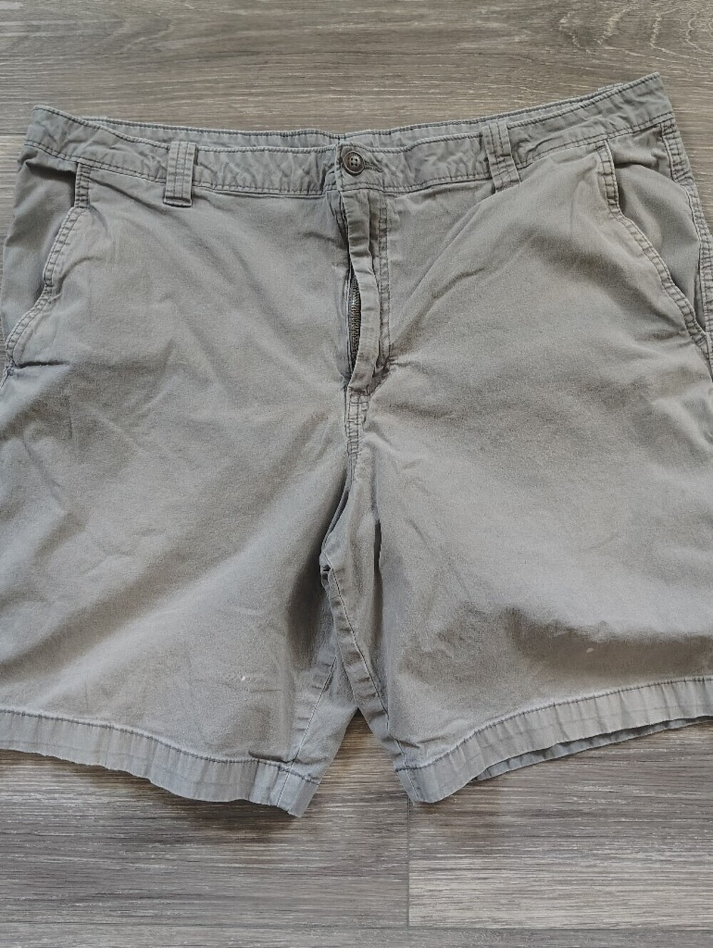 Magellan Outdoors Men's Gray Flat-Front Casual Shorts 40W